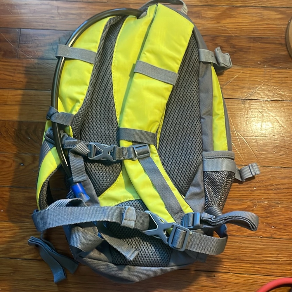 Mist Hydration Backpack - Picture 2 of 2